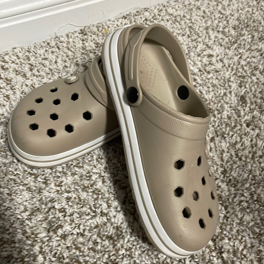 Croc like shoe